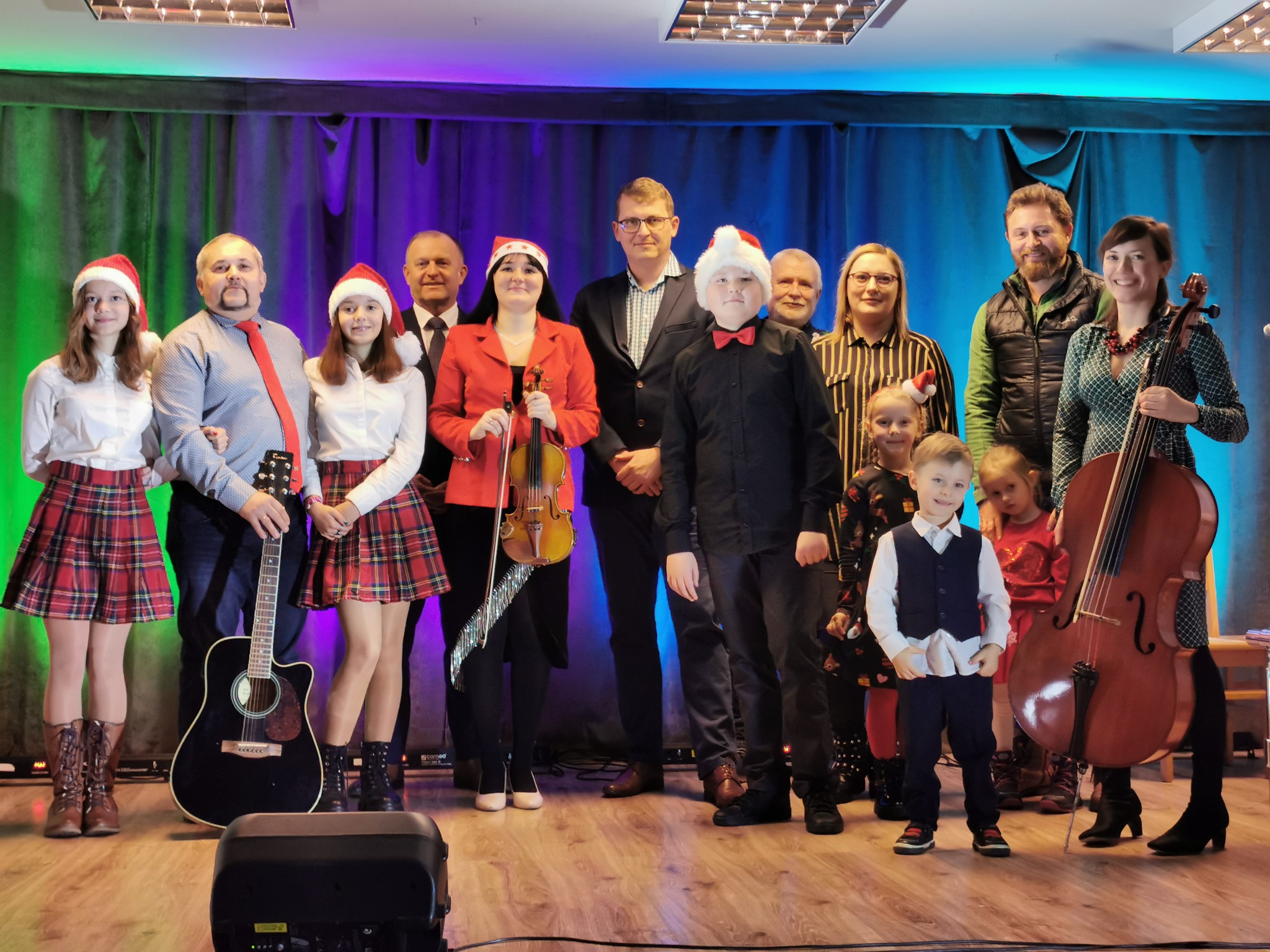 Uczestnicy świątecznego koncertu w Ropicy Polskiej